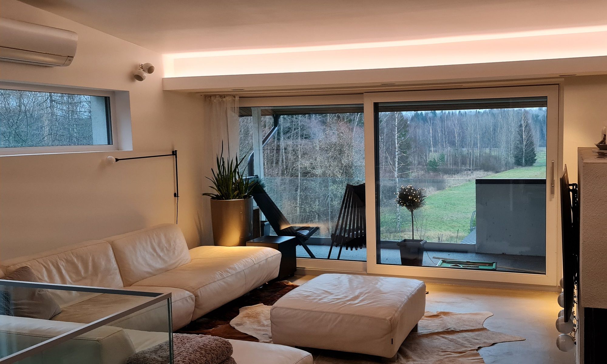 Nastro a led in discesa e spot LINJA